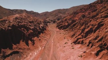 San Pedro de Atacama Çölü Şili 'deki Gökkuşağı Vadisi kırmızı kayaları. Yüksek kaliteli video