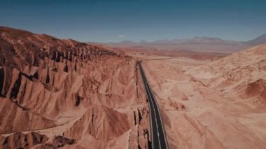 Valle de la Luna Moon Vadisi 'ndeki San Pedro de Atacama Çölü' nde güzel bir araba manzarası. Yüksek kalite fotoğraf