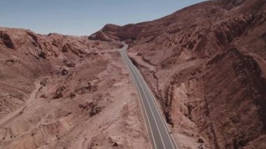 Valle de la Luna Moon Vadisi 'ndeki San Pedro de Atacama Çölü' nde güzel bir araba manzarası. Yüksek kalite fotoğraf