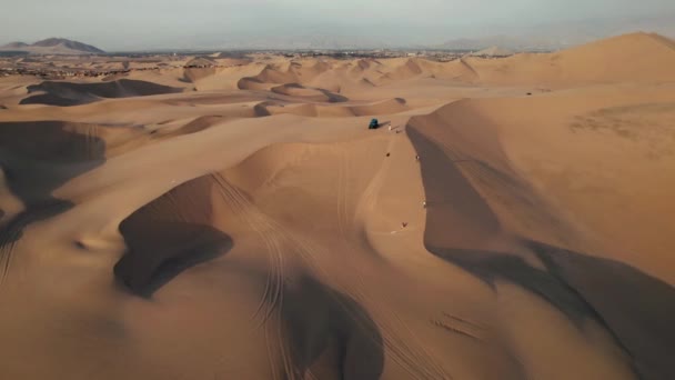 4K砂漠 集会やHuacachina ペルー 南米のバギーの空中ドローンコンテンツ 高品質4K映像 — ストック動画