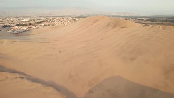 Aerial Drone Content Desert Sand Dunes Rallies Buggys Huacachina Ica — Stock Video