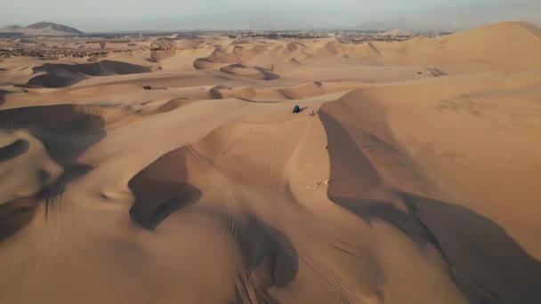 Letecký Dron Obsah Pouště Písečných Dun Shromáždění Buggys Huacachina Ica — Stock video