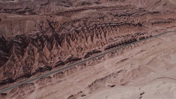 Valle Luna Moon Valleyの道路上の車の美しいドローンビューサンペドロ アタカマ砂漠チリ 高品質の写真 — ストック動画