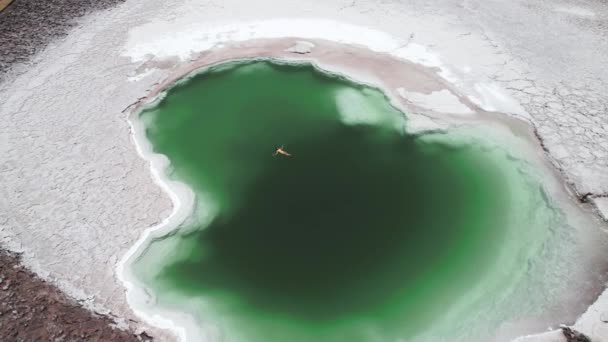 塩ラグーンバルチナーシュの空中ドローンビューサンペドロ アタカマ砂漠チリ 高品質ビデオ — ストック動画