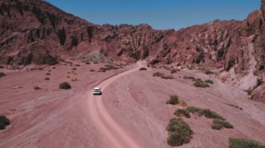 San Pedro de Atacama Çölü Şili 'deki Gökkuşağı Vadisi kırmızı kayaları. Yüksek kaliteli video