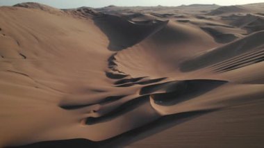 Huacachina, Ica, Peru, Güney Amerika 'da çölün, kum tepelerinin, mitinglerin ve böceklerin 4K hava aracı içeriği. Yüksek kalite 4k görüntü