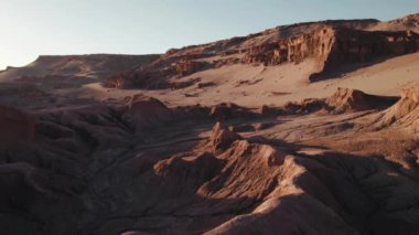 Valle de la Luna Ay Vadisi San Pedro de Atacama Çölü 'nün güzel insansız hava aracı manzarası. Yüksek kalite fotoğraf