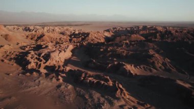 Valle de la Luna Ay Vadisi San Pedro de Atacama Çölü 'nün güzel insansız hava aracı manzarası. Yüksek kalite fotoğraf