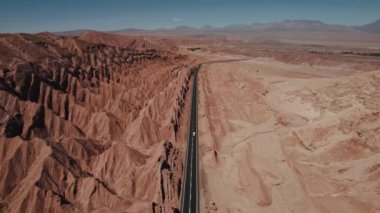 Valle de la Luna Moon Vadisi 'ndeki San Pedro de Atacama Çölü' nde güzel bir araba manzarası. Yüksek kalite fotoğraf
