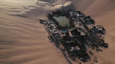 Huacachina, Ica, Peru, Güney Amerika 'da çölün, kum tepelerinin, mitinglerin ve böceklerin 4K hava aracı içeriği. Yüksek kalite 4k görüntü