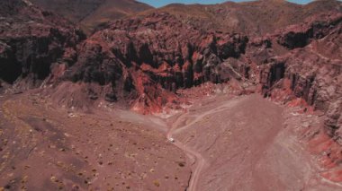 San Pedro de Atacama Çölü Şili 'deki Gökkuşağı Vadisi kırmızı kayaları. Yüksek kaliteli video