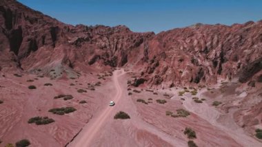 San Pedro de Atacama Çölü Şili 'deki Gökkuşağı Vadisi kırmızı kayaları. Yüksek kaliteli video