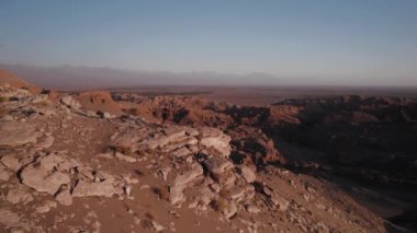 Valle de la Luna Ay Vadisi San Pedro de Atacama Çölü 'nün güzel insansız hava aracı manzarası. Yüksek kalite fotoğraf