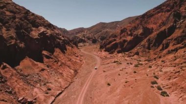 San Pedro de Atacama Çölü Şili 'deki Gökkuşağı Vadisi kırmızı kayaları. Yüksek kaliteli video