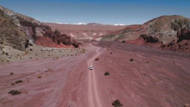 San Pedro de Atacama Çölü Şili 'deki Gökkuşağı Vadisi kırmızı kayaları. Yüksek kaliteli video