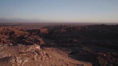 Valle de la Luna Ay Vadisi San Pedro de Atacama Çölü 'nün güzel insansız hava aracı manzarası. Yüksek kalite fotoğraf