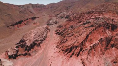 San Pedro de Atacama Çölü Şili 'deki Gökkuşağı Vadisi kırmızı kayaları. Yüksek kaliteli video