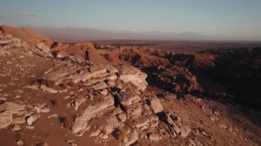 Valle de la Luna Ay Vadisi San Pedro de Atacama Çölü 'nün güzel insansız hava aracı manzarası. Yüksek kalite fotoğraf