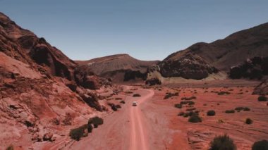 San Pedro de Atacama Çölü Şili 'deki Gökkuşağı Vadisi kırmızı kayaları. Yüksek kaliteli video