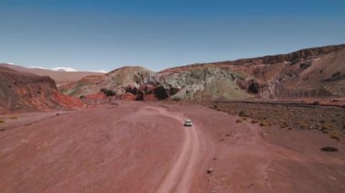 San Pedro de Atacama Çölü Şili 'deki Gökkuşağı Vadisi kırmızı kayaları. Yüksek kaliteli video