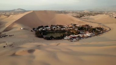 Huacachina, Ica, Peru, Güney Amerika 'da çölün, kum tepelerinin, mitinglerin ve böceklerin 4K hava aracı içeriği. Yüksek kalite 4k görüntü