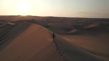 Huacachina, Ica, Peru, Güney Amerika 'da çölün, kum tepelerinin, mitinglerin ve böceklerin 4K hava aracı içeriği. Yüksek kalite 4k görüntü