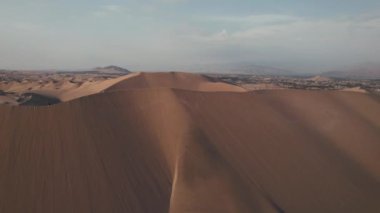 Huacachina, Ica, Peru, Güney Amerika 'da çölün, kum tepelerinin, mitinglerin ve böceklerin 4K hava aracı içeriği. Yüksek kalite 4k görüntü