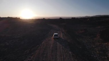 Valle de la Luna Moon Vadisi 'ndeki San Pedro de Atacama Çölü' nde güzel bir araba manzarası. Yüksek kalite fotoğraf