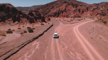 San Pedro de Atacama Çölü Şili 'deki Gökkuşağı Vadisi kırmızı kayaları. Yüksek kaliteli video