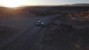 Valle de la Luna Moon Vadisi 'ndeki San Pedro de Atacama Çölü' nde güzel bir araba manzarası. Yüksek kalite fotoğraf