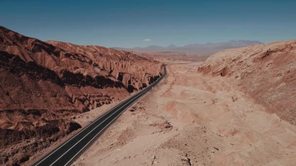 在智利阿塔卡马沙漠的Luna Moon山谷 在路上看到了美丽的无人驾驶汽车景观 高质量的照片 — 图库视频影像