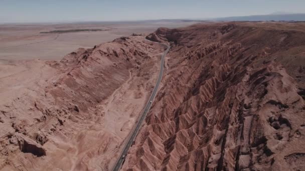 Беспилотный Снимок Автомобиля Дороге Долине Луна Сан Педро Атакама Чили — стоковое видео
