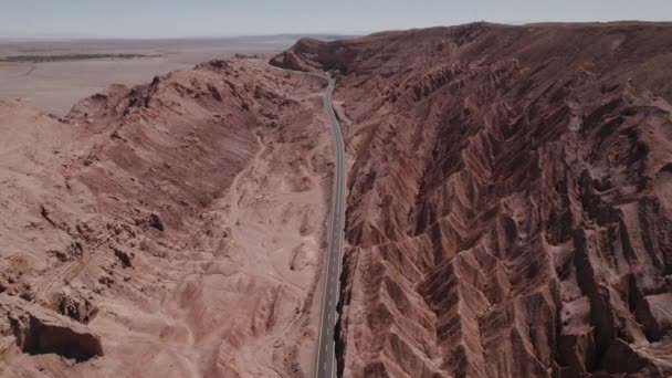 Беспилотный Снимок Автомобиля Дороге Долине Луна Сан Педро Атакама Чили — стоковое видео