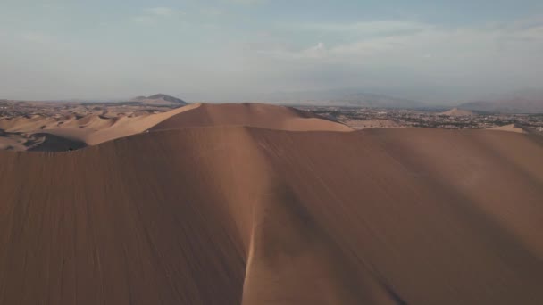 Letecký Dron Obsah Pouště Písečných Dun Shromáždění Buggys Huacachina Ica — Stock video