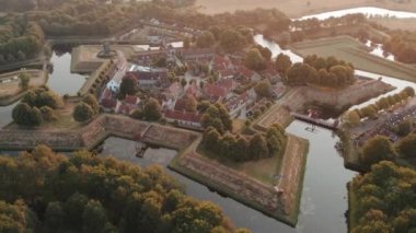 İlkbaharda Bourtange Kalesi 'nin hava aracı görüntüleri. Hollanda. Yüksek kalite 4k görüntü
