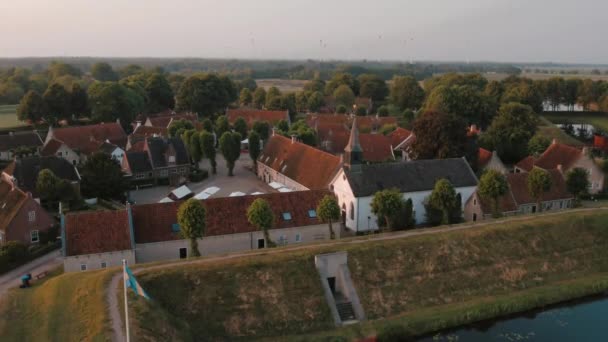 드론은 포트리스 타운부르트랑 모습을 네덜란드의 풍경이다 고품질 — 비디오