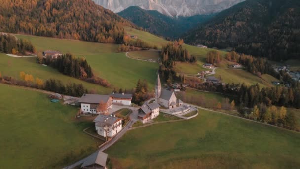 Luftaufnahme Von Santa Maddalena Magdalena Mit Der Geislergruppe Dolomiten Italien — Stockvideo