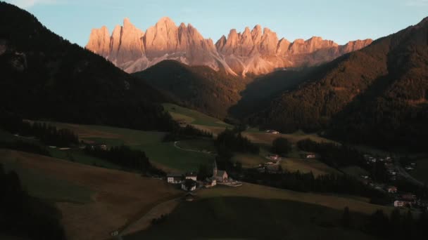 Santa Maddalena Magdalena与Gruppo Delle Odle山脉的空中图像高质量的4K镜头 — 图库视频影像