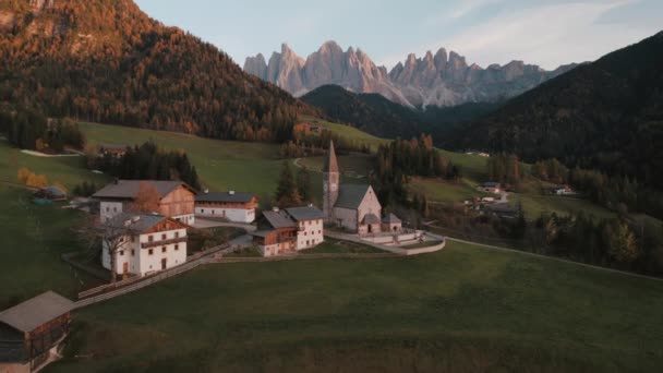 Légi Felvétel Santa Maddalena Magdalena Gruppo Delle Odle Hegyvonulat Dolomites — Stock videók