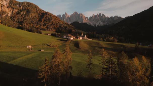 Аэросъемка Санта Маддалены Магдалены Горным Массивом Доломиты Италии Высококачественные Кадры — стоковое видео