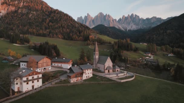 Luftaufnahme Von Santa Maddalena Magdalena Mit Der Geislergruppe Dolomiten Italien — Stockvideo