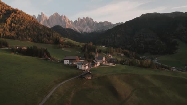 Légi Felvétel Santa Maddalena Magdalena Gruppo Delle Odle Hegyvonulat Dolomites — Stock videók