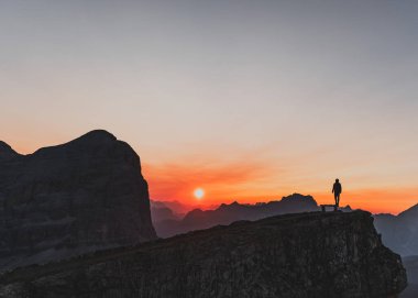 İtalya 'nın dağlarında gün doğumunda bir insanın silueti. Yüksek kalite fotoğraf