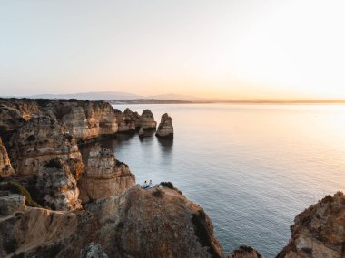 Portekiz, Lagos Algarve 'de günbatımında Ponta da Piedade' nin hava aracı görüntüsü. Yüksek kalite fotoğraf