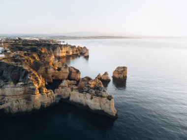 Portekiz, Lagos Algarve 'de günbatımında Ponta da Piedade' nin hava aracı görüntüsü. Yüksek kalite fotoğraf