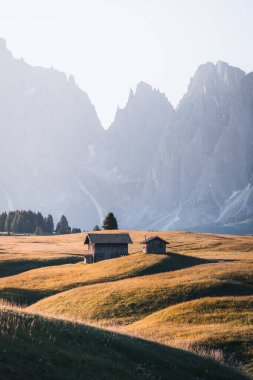 Gün doğumunda Alpe di Siusi 'nin göz kamaştırıcı manzarasında dağ kulübesi, Dolomitler, İtalya, Güney Tyrol, Seiser Alm. Yüksek kalite fotoğraf