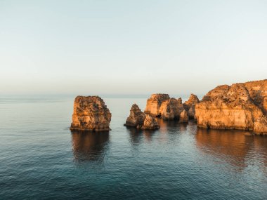 Portekiz, Lagos Algarve 'de günbatımında Ponta da Piedade' nin hava aracı görüntüsü. Yüksek kalite fotoğraf