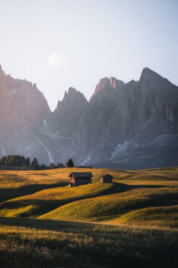 Gün doğumunda Alpe di Siusi 'nin göz kamaştırıcı manzarasında dağ kulübesi, Dolomitler, İtalya, Güney Tyrol, Seiser Alm. Yüksek kalite fotoğraf