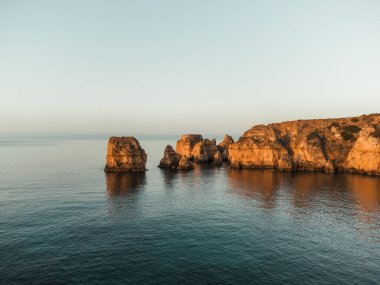 Portekiz, Lagos Algarve 'de günbatımında Ponta da Piedade' nin hava aracı görüntüsü. Yüksek kalite fotoğraf