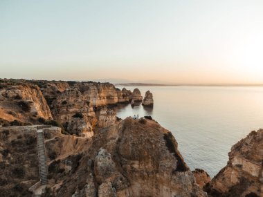 Portekiz, Lagos Algarve 'de günbatımında Ponta da Piedade' nin hava aracı görüntüsü. Yüksek kalite fotoğraf